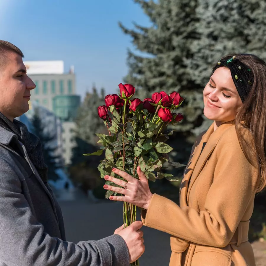 portrait-happy-couple-with-flowers