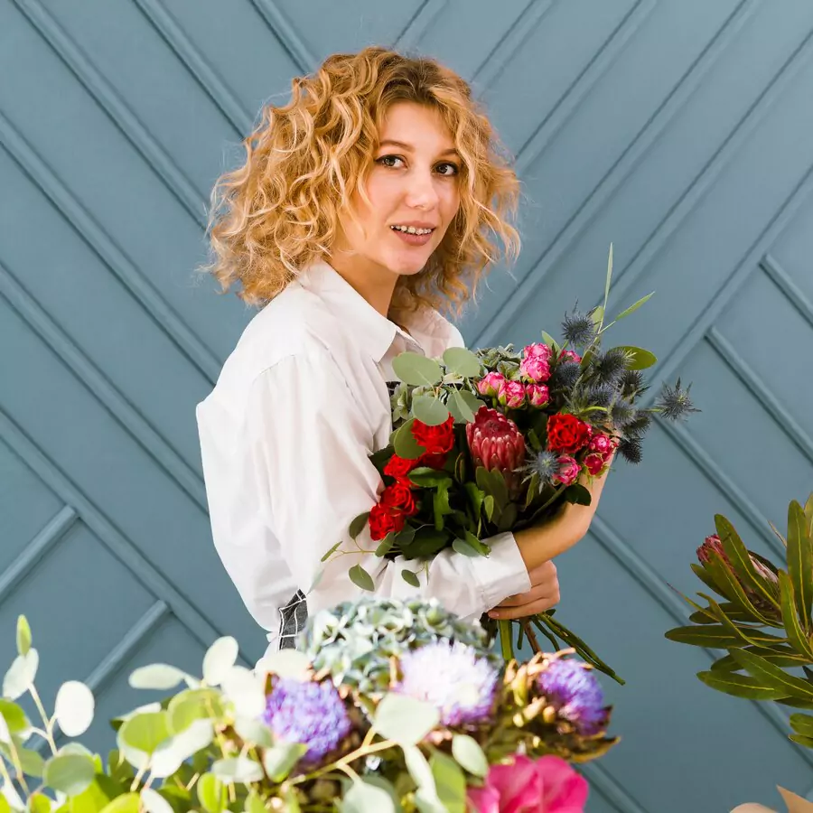 portrait-woman-arranging-flowers